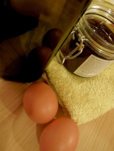 Olivenöl, Honig und Eier - fertig.